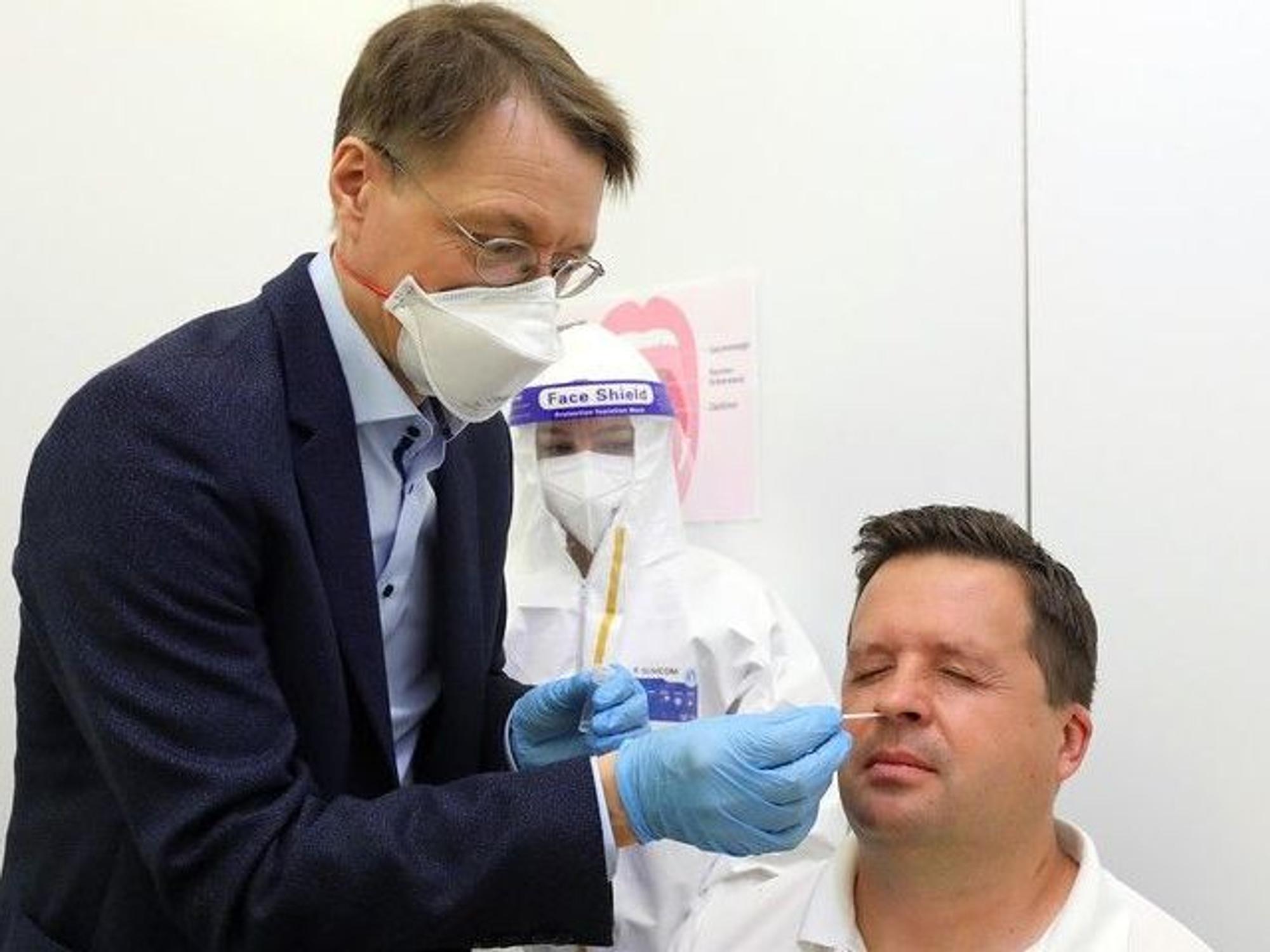 Karl Lauterbach bei einem Coronatest in Köln.