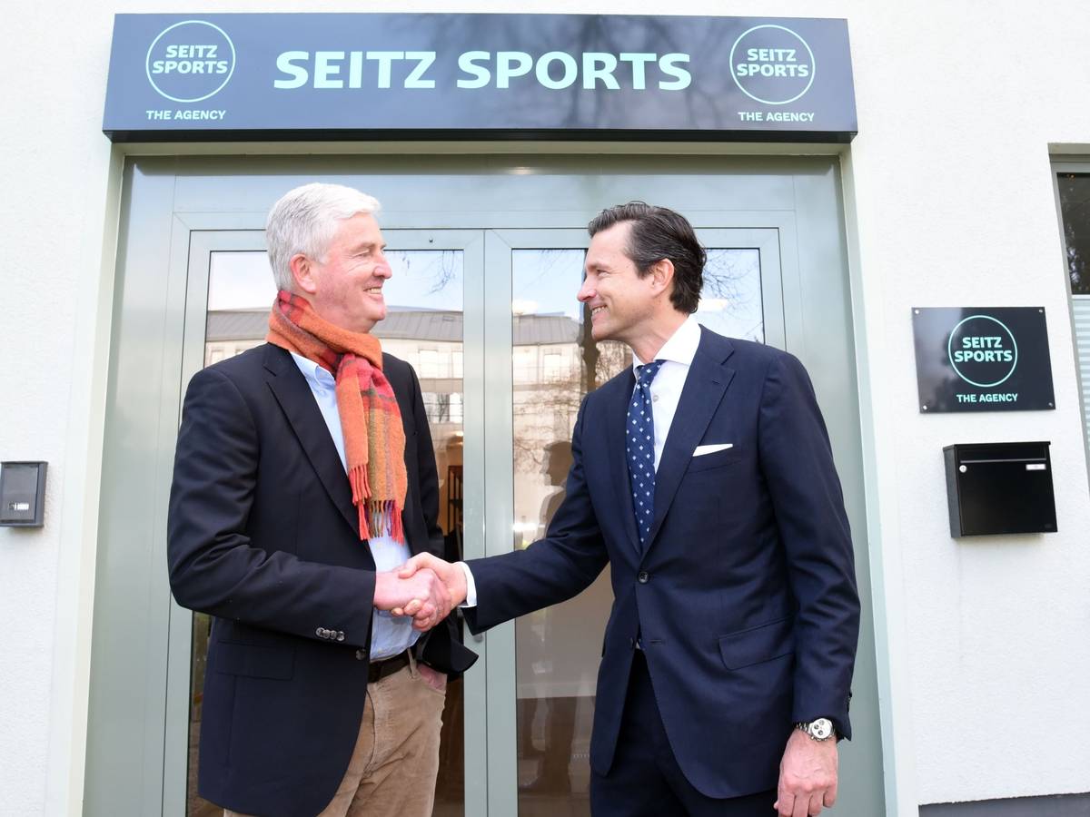 Stefan Seitz (rechts) begrüßt Bernhard Peters vor der Agentur in Köln.