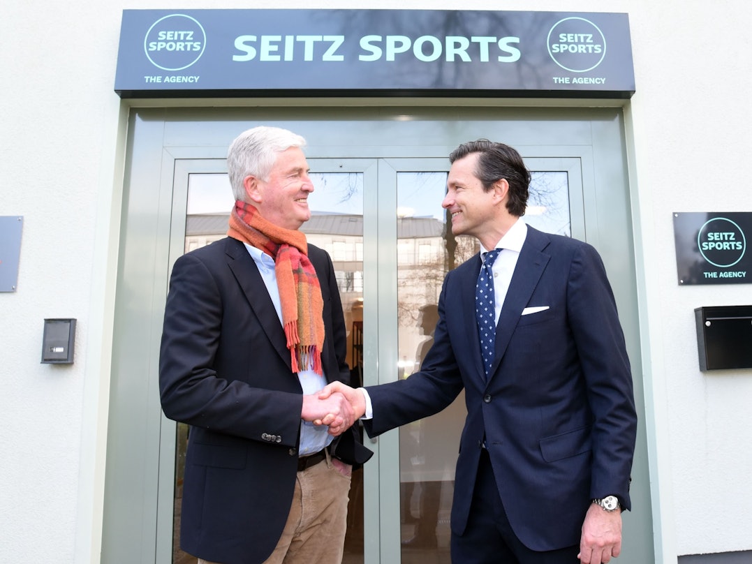 Stefan Seitz (rechts) begrüßt  Bernhard Peters vor der Agentur in Köln.
