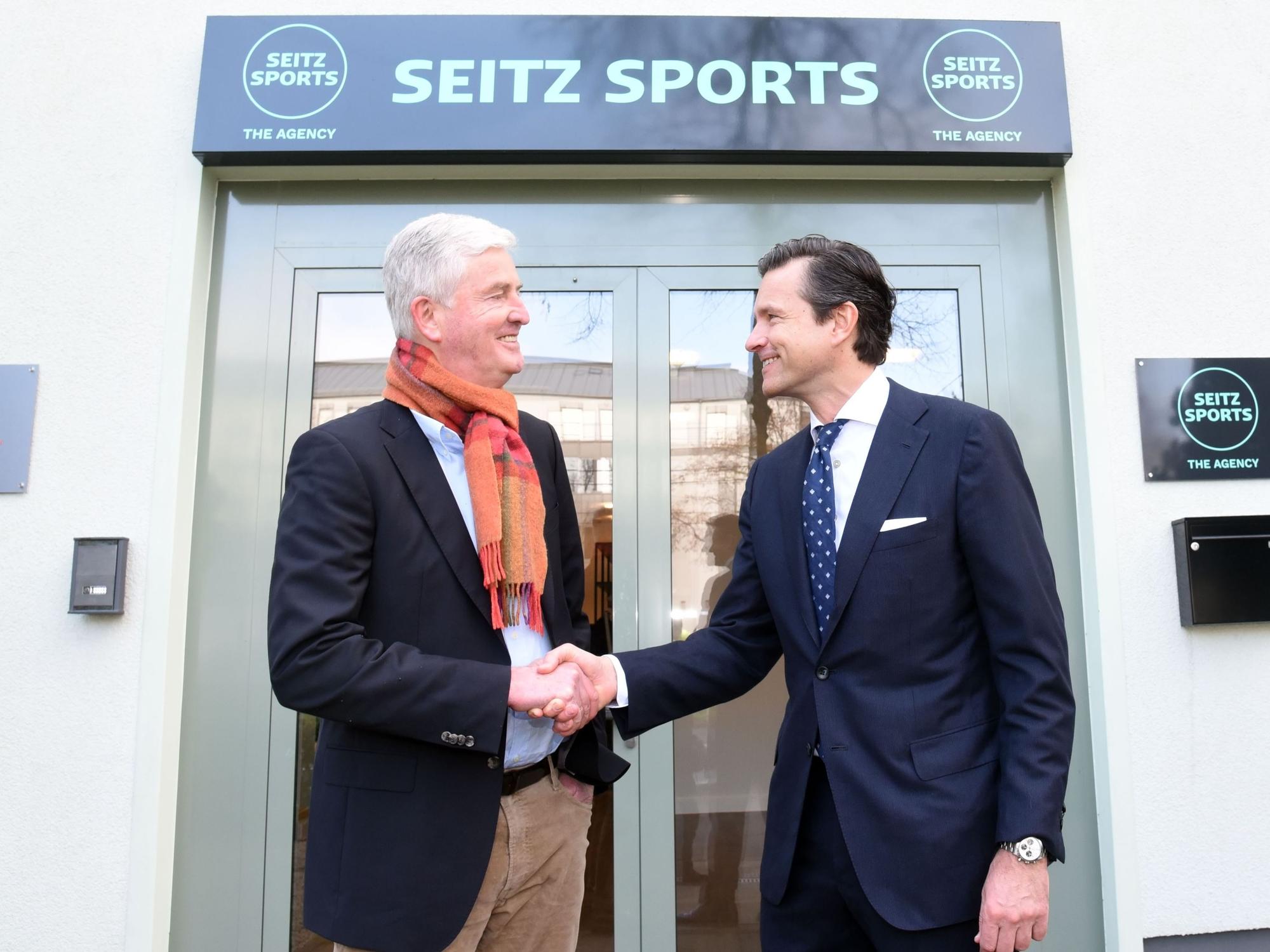 Stefan Seitz (rechts) begrüßt Bernhard Peters vor der Agentur in Köln.