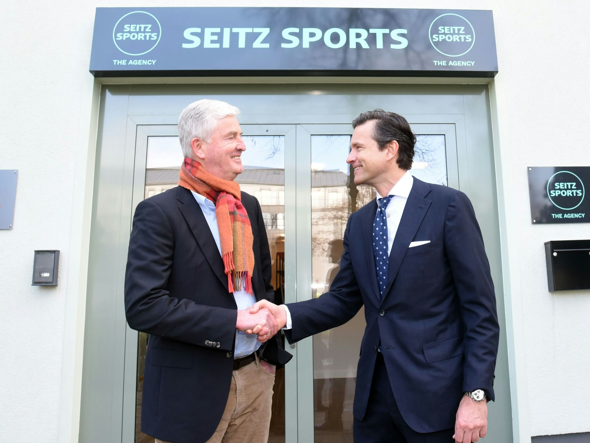 Stefan Seitz (rechts) begrüßt Bernhard Peters vor der Agentur in Köln.