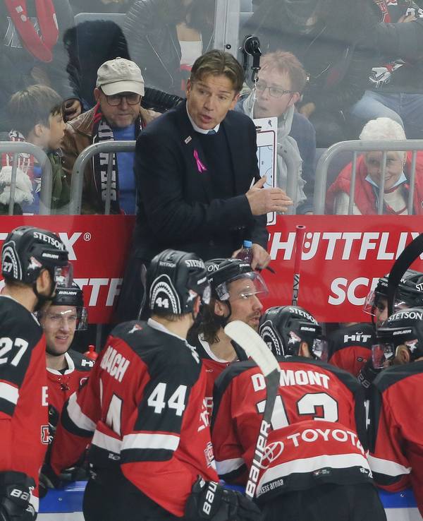 Trainer Uwe Krupp (KEC) spricht mit seinen Spielern.