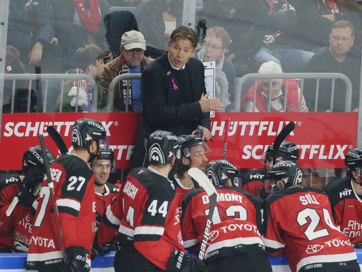 Trainer Uwe Krupp (KEC) spricht mit seinen Spielern.