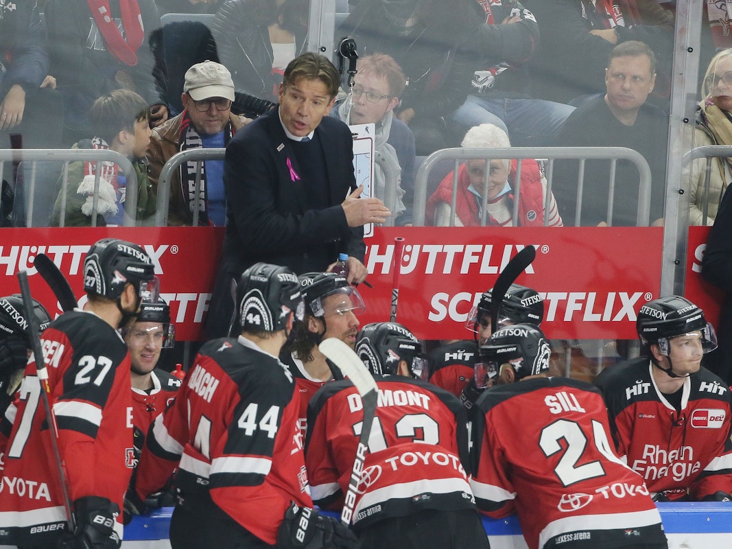 Trainer Uwe Krupp (KEC) spricht mit seinen Spielern.