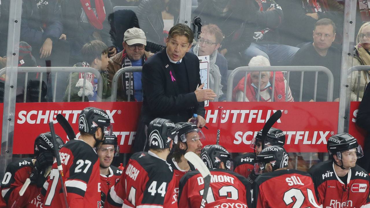 Trainer Uwe Krupp (KEC) spricht mit seinen Spielern.