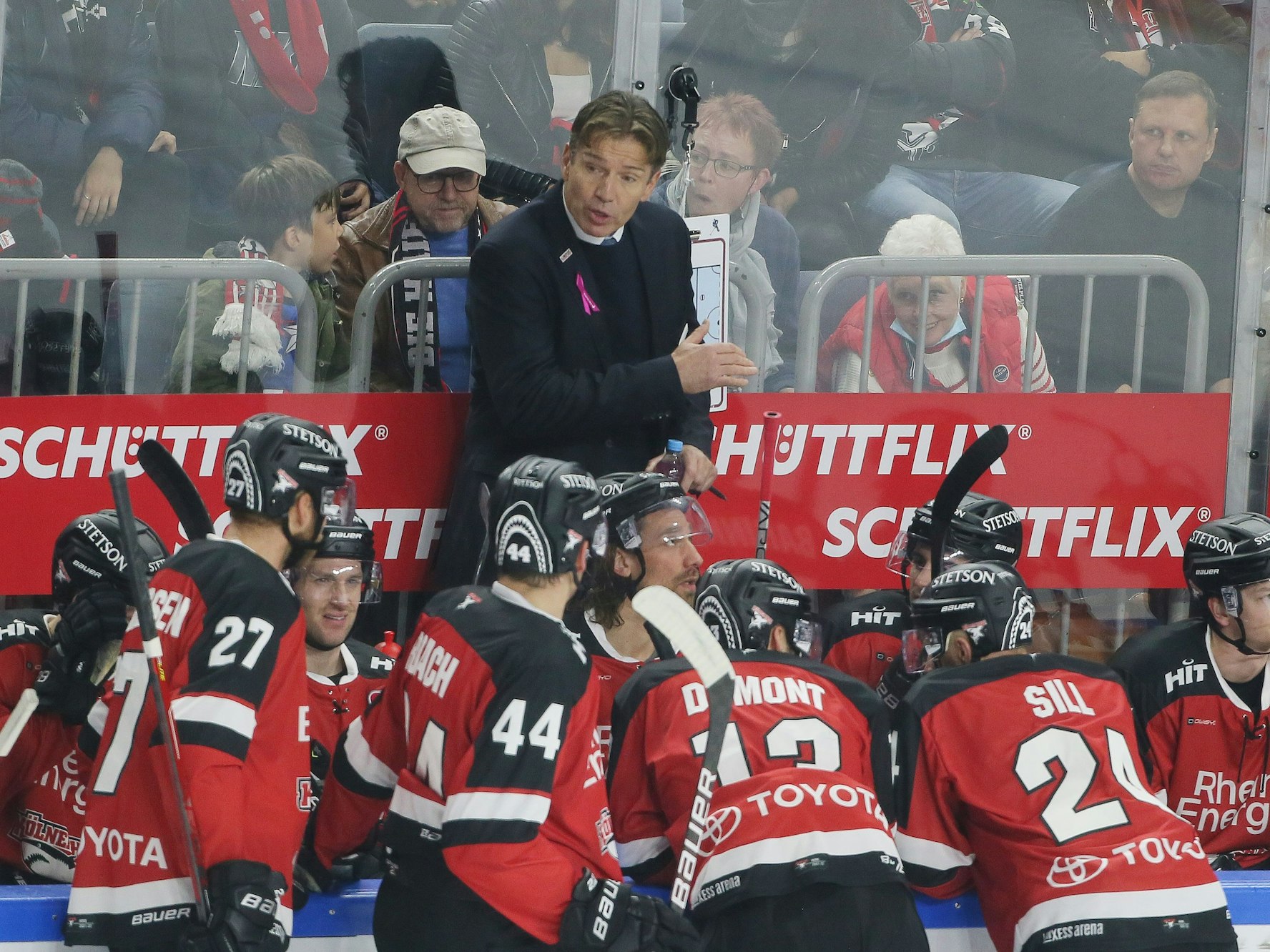 Trainer Uwe Krupp (KEC) spricht mit seinen Spielern.