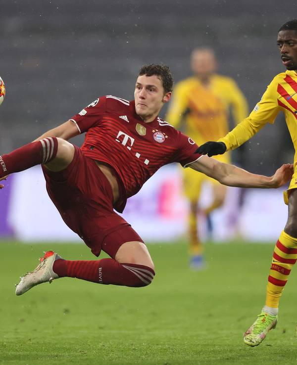 Benjamin Pavard im Duell mit Ousmane Dembélé