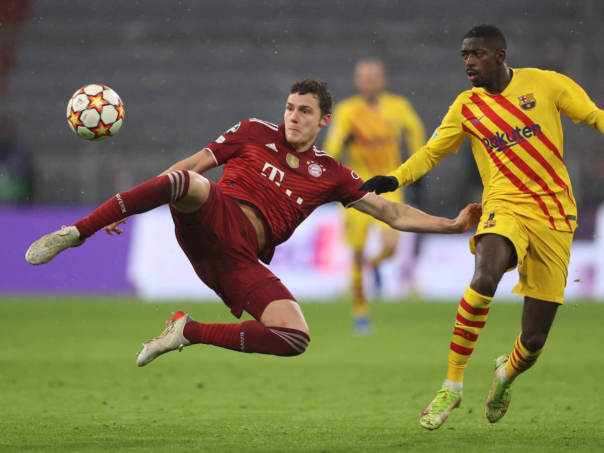Benjamin Pavard im Duell mit Ousmane Dembélé