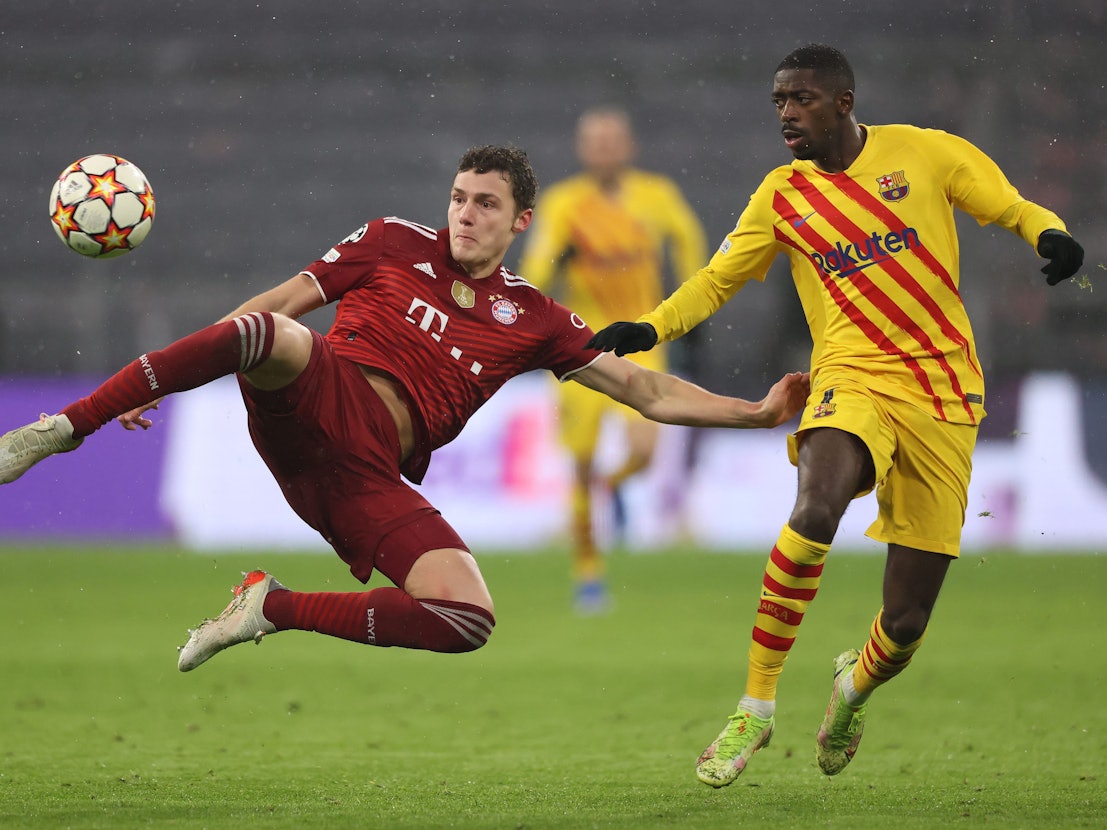 Benjamin Pavard im Duell mit Ousmane Dembélé