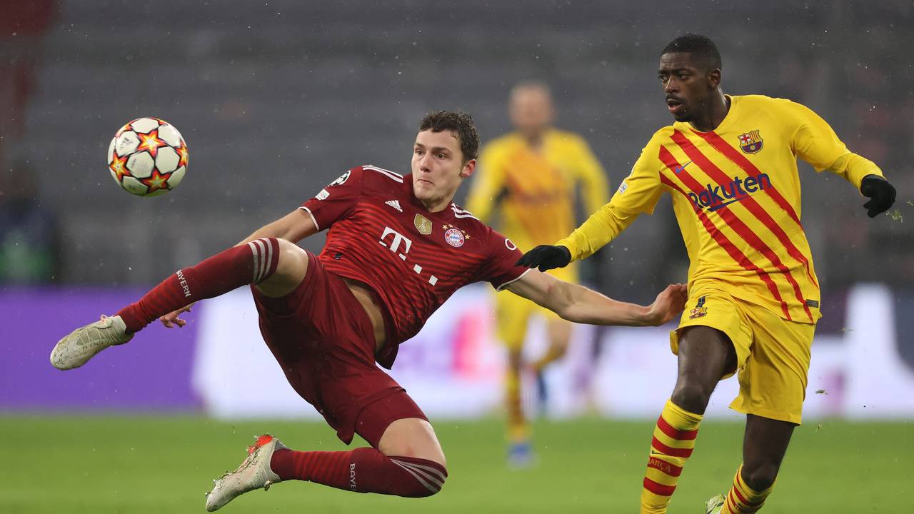Benjamin Pavard im Duell mit Ousmane Dembélé