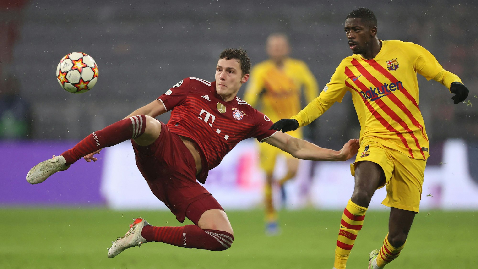 Benjamin Pavard im Duell mit Ousmane Dembélé