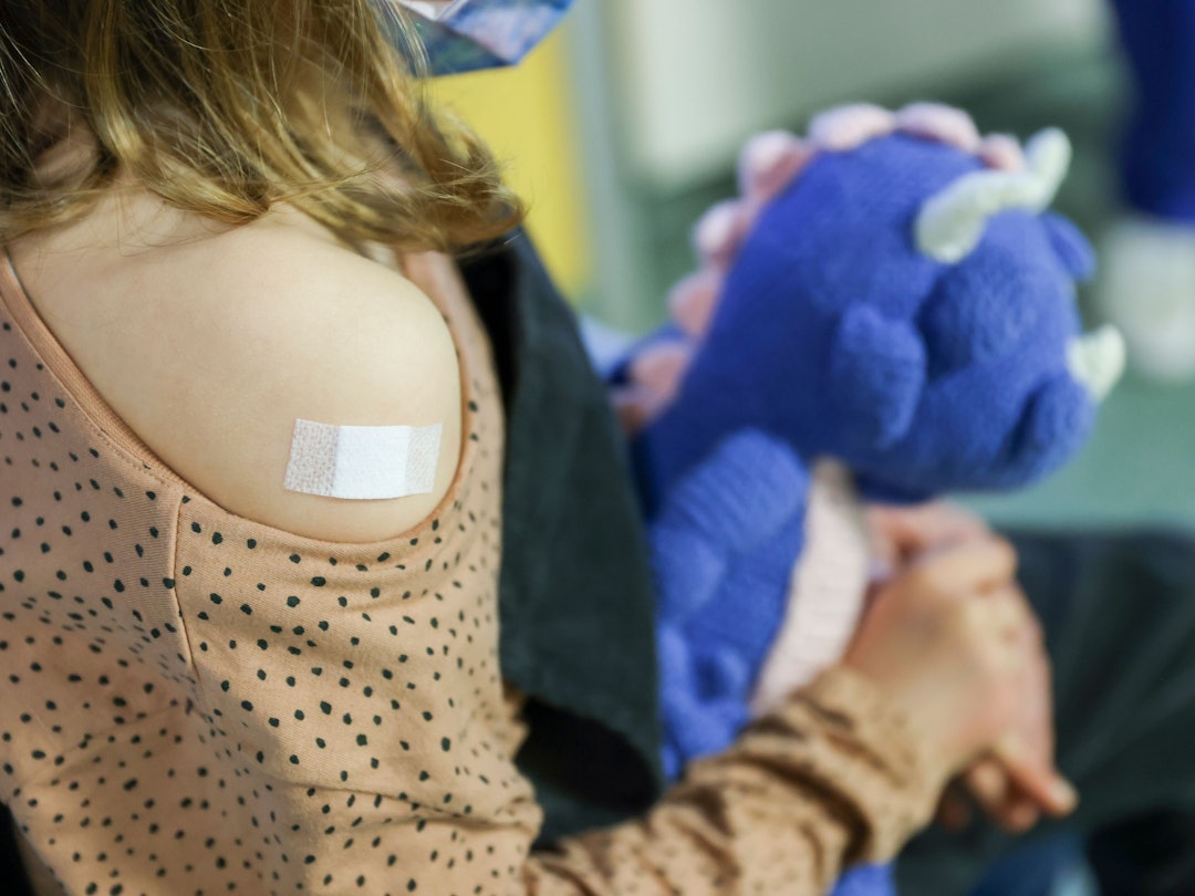 Ein Pflaster klebt auf den Arm eines 7-jähriges Mädchens, nachdem es gegen das Covid19-Virus geimpft wurde.