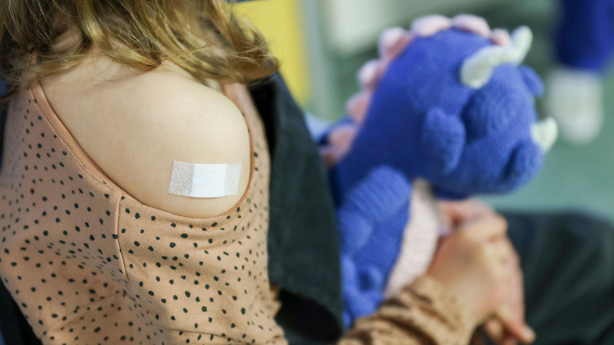 Ein Pflaster klebt auf den Arm eines 7-jähriges Mädchens, nachdem es gegen das Covid19-Virus geimpft wurde.