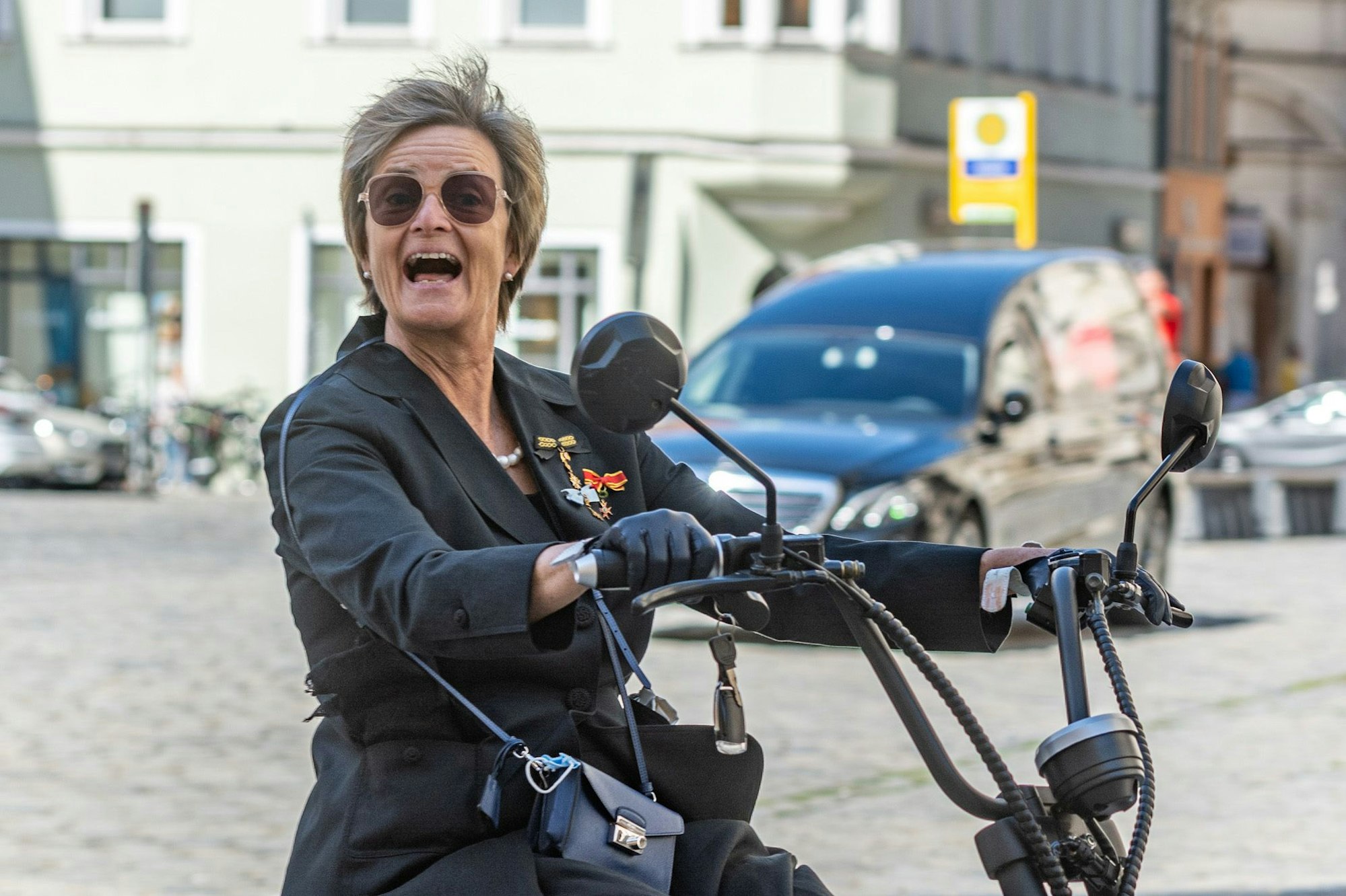 Gloria von Thurn und Taxis fährt auf einem Foto vom 08. Juli 2020 mit einem Elektromotorrad zur Trauerfeier für Georg Ratzinger zum Dom St. Peter.