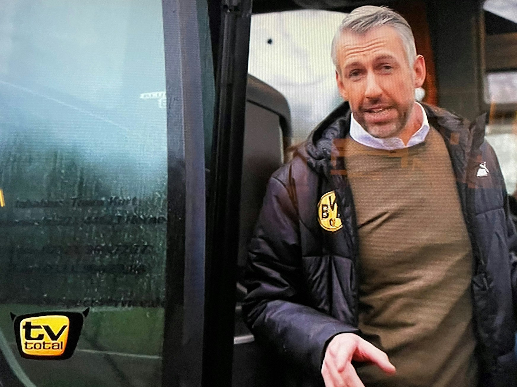 Sebastian Pufpaff als Marco Rose vor dem gefälschten Mannschaftsbus des BVB