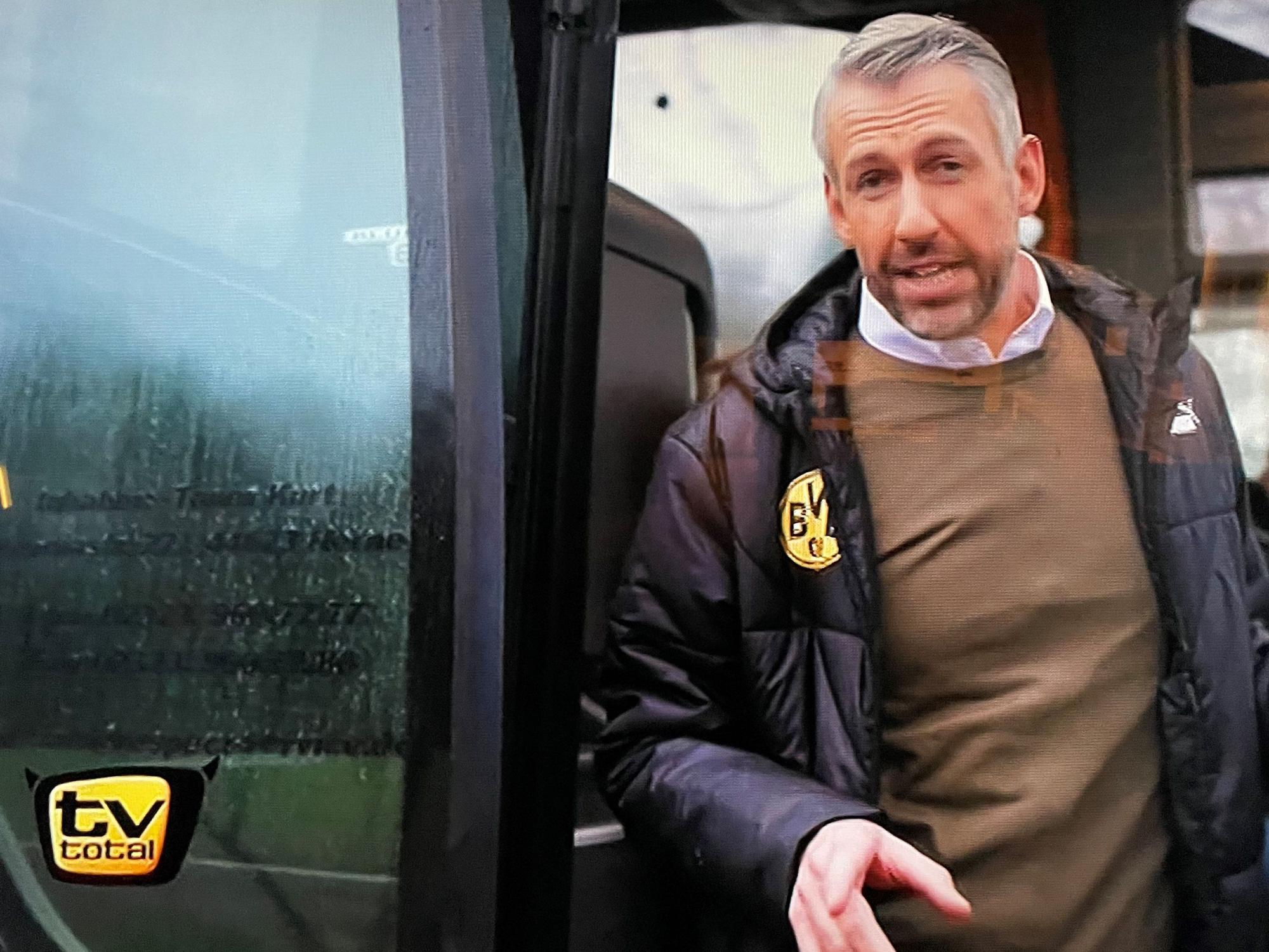 Sebastian Pufpaff als Marco Rose vor dem gefälschten Mannschaftsbus des BVB