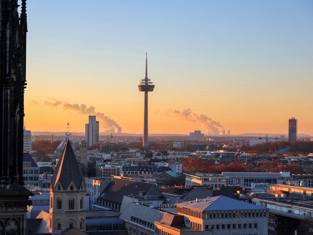 Blick über Köln auf den Fernsehturm Colonius.
