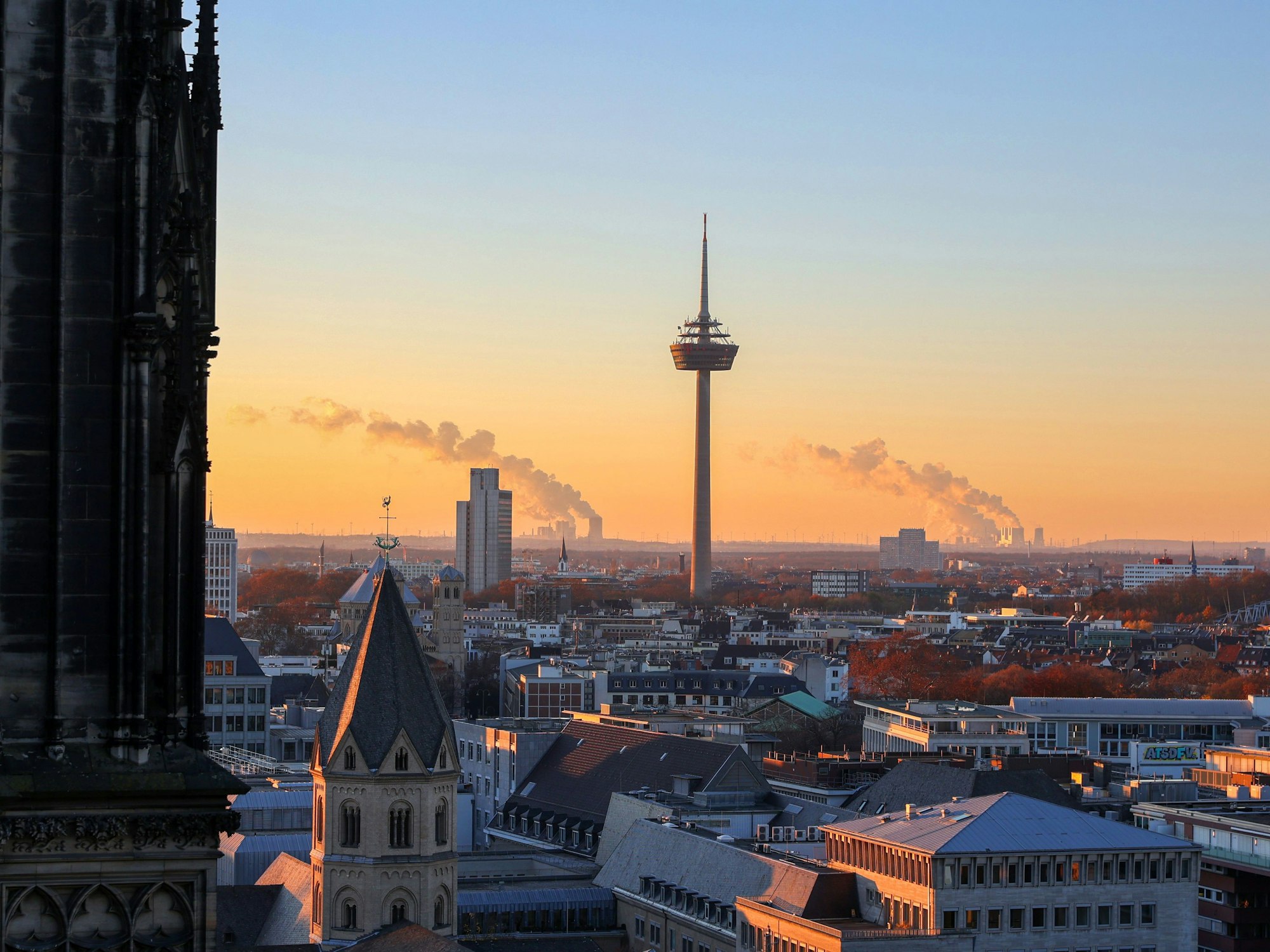 Blick über Köln auf den Fernsehturm Colonius.