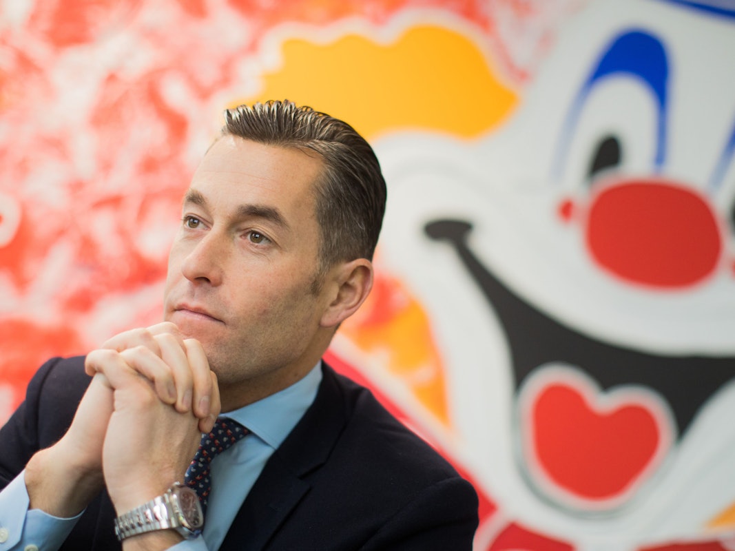 Herbert Geiss, Inhaber von Deiters, einem Unternehmen für Karnevalskostüme, aufgenommen in der Zentrale seiner Firma.