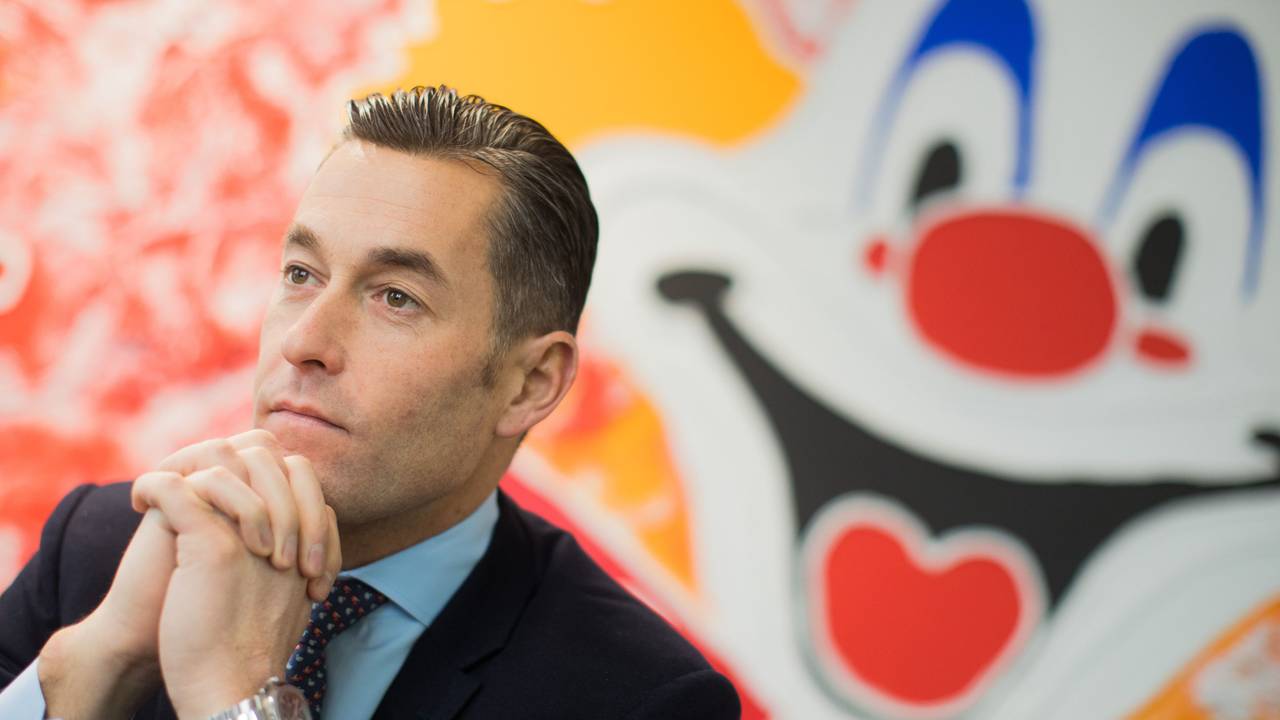 Herbert Geiss vor einem Clowns-Foto.“