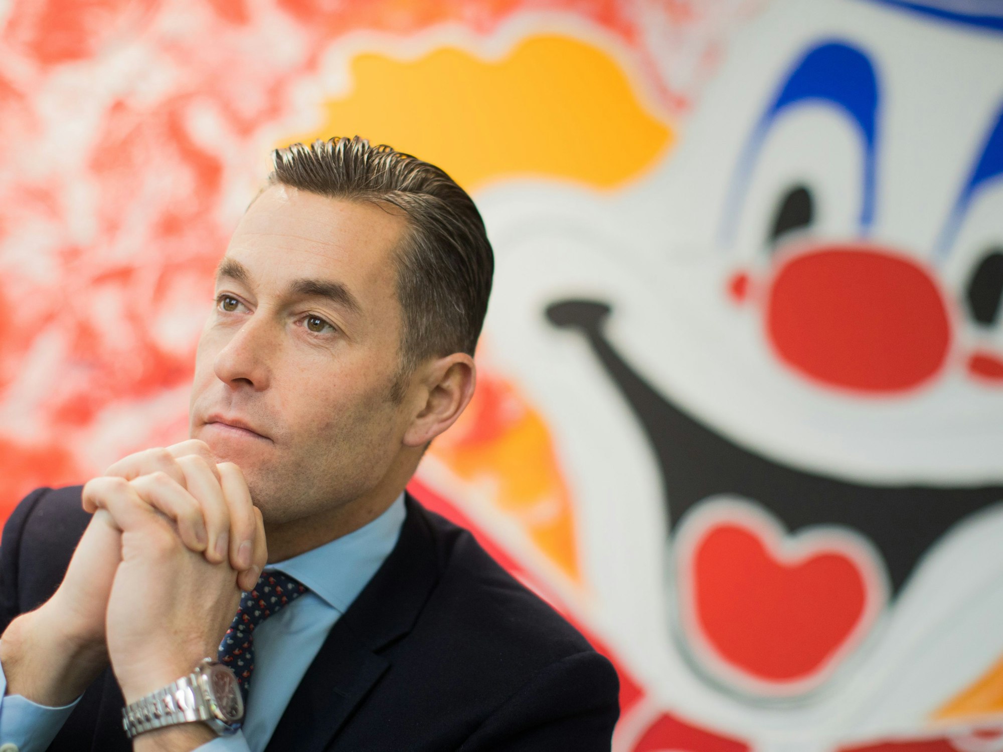 Herbert Geiss vor einem Clowns-Foto.“