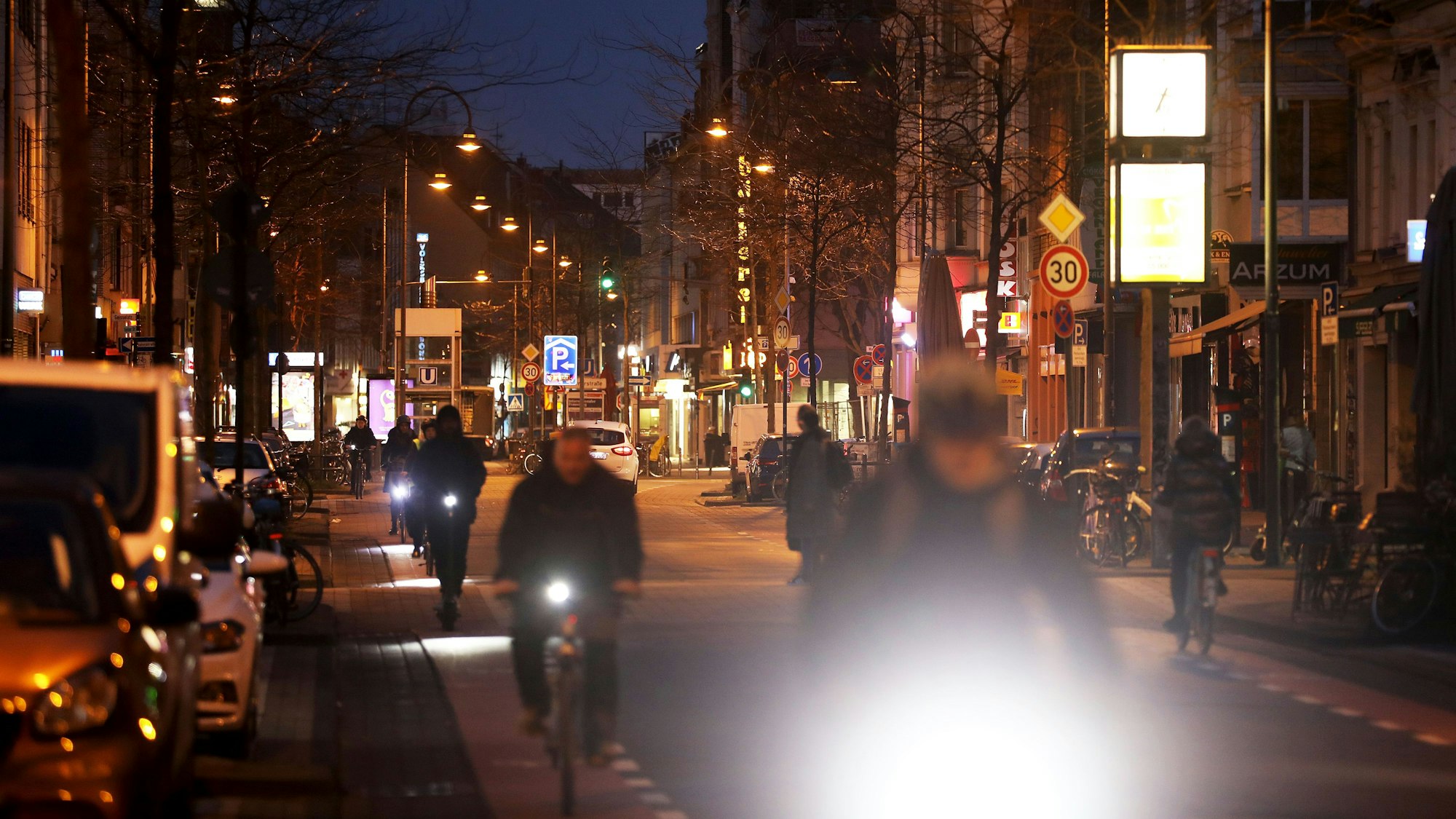 Radfahrer fahren durch die Venloer Straße.