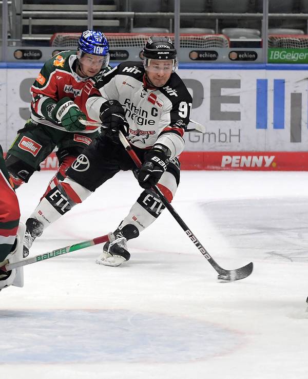 Olivier Roy (Augsburger Panther) gegen Moritz Müller (Kölner Haie).