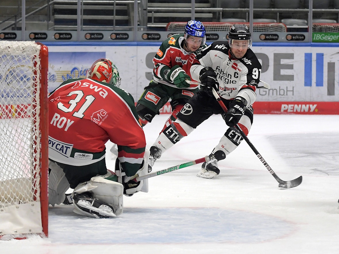 Olivier Roy (Augsburger Panther) gegen Moritz Müller (Kölner Haie).