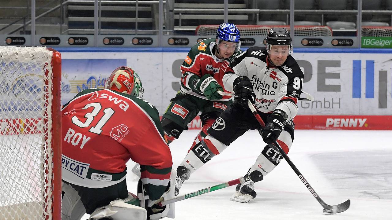 Olivier Roy (Augsburger Panther) gegen Moritz Müller (Kölner Haie).