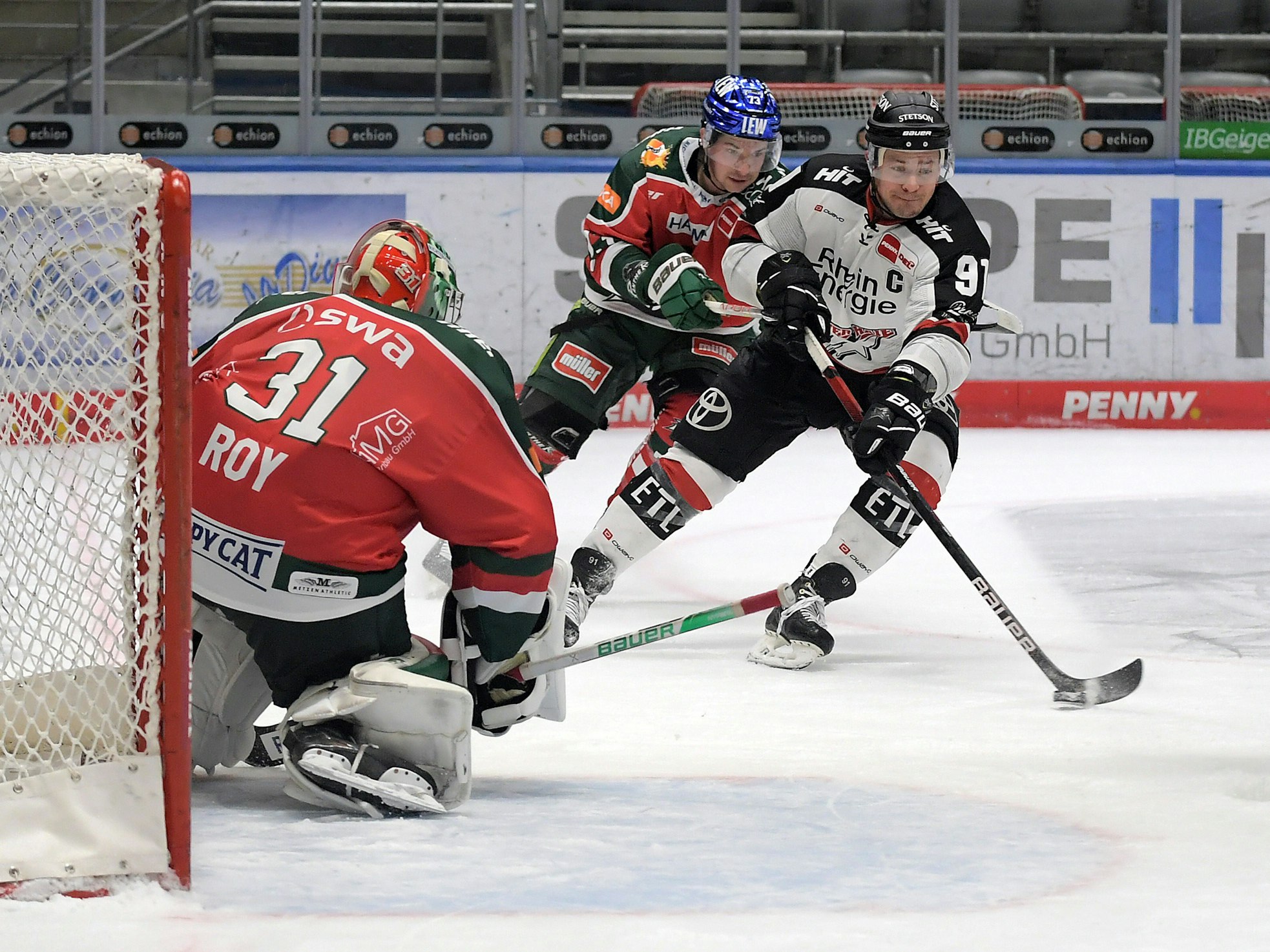 Olivier Roy (Augsburger Panther) gegen Moritz Müller (Kölner Haie).