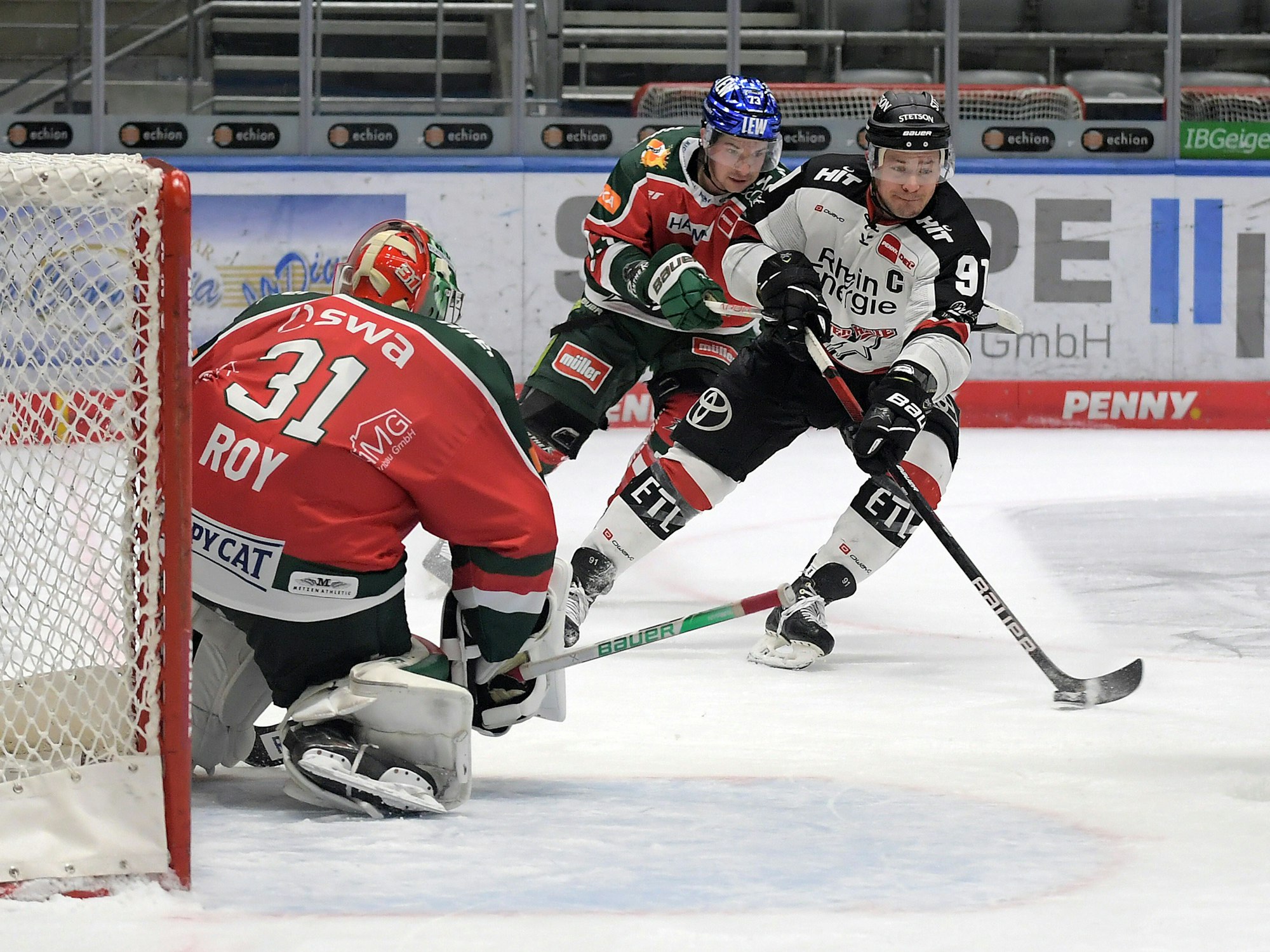 Olivier Roy (Augsburger Panther) gegen Moritz Müller (Kölner Haie).