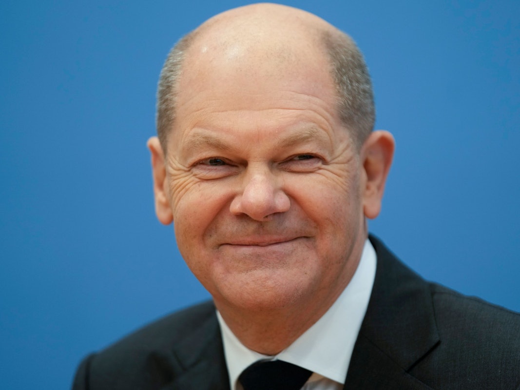 Bundeskanzler Olaf Scholz lächelt am 7. Dezember 2021 in die Kameras. Zuvor wurde der Koalitionsvertrag in Berlin besiegelt.