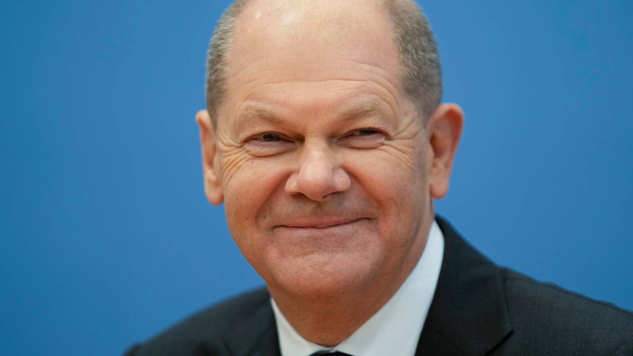 Bundeskanzler Olaf Scholz lächelt am 7. Dezember 2021 in die Kameras. Zuvor wurde der Koalitionsvertrag in Berlin besiegelt.