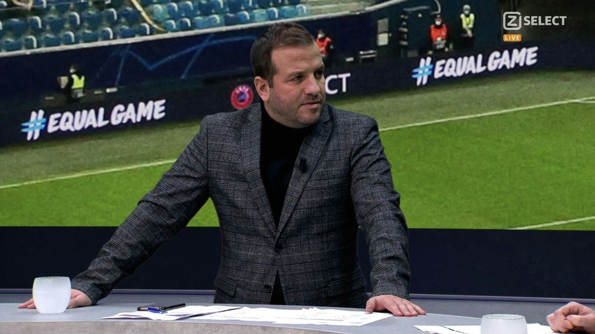 Rafael van der Vaart sitzt beim niederländischen TV-Sender Ziggo Sport Select als TV-Experte.