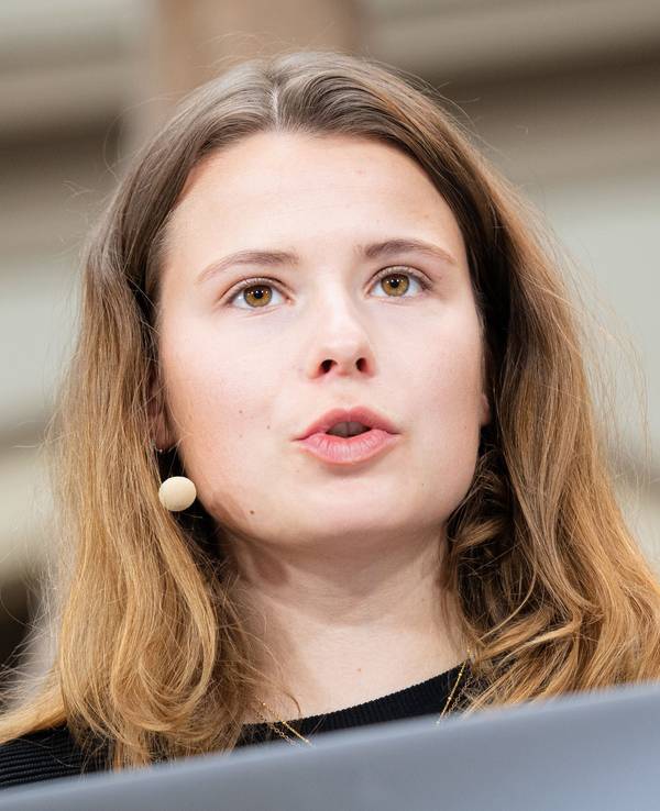 Luisa Neubauer von Fridays for Future stellt bei einem Pressegespräch im Oktober 2021 die Forderungen vor, die eine neue Bundesregierung in den ersten 100 Tagen erfüllen soll.