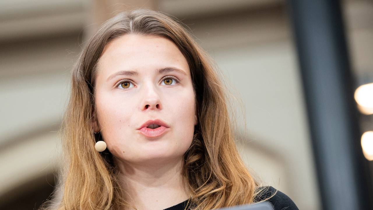 Luisa Neubauer von Fridays for Future stellt bei einem Pressegespräch im Oktober 2021 die Forderungen vor, die eine neue Bundesregierung in den ersten 100 Tagen erfüllen soll.