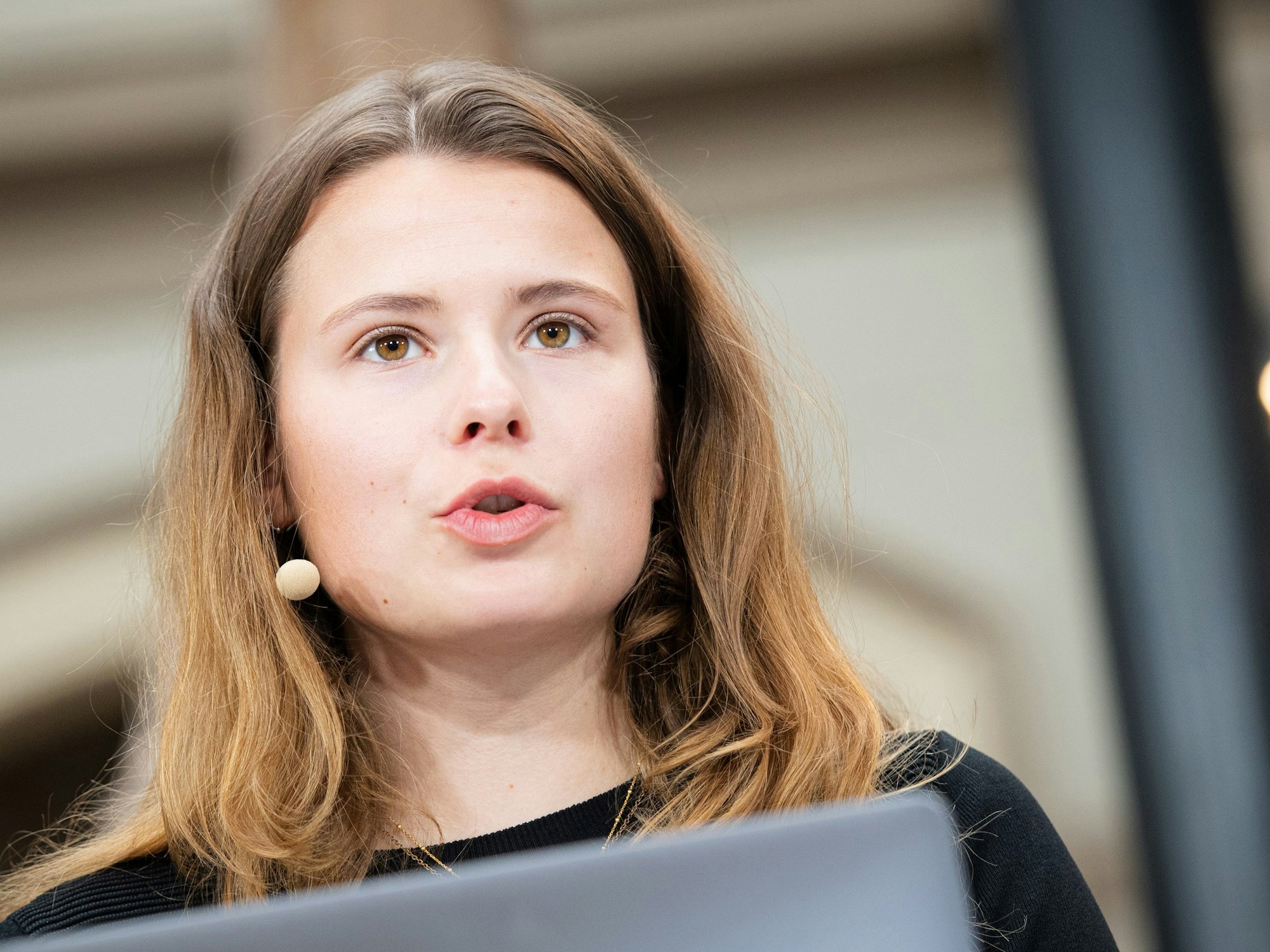 Luisa Neubauer von Fridays for Future stellt bei einem Pressegespräch im Oktober 2021 die Forderungen vor, die eine neue Bundesregierung in den ersten 100 Tagen erfüllen soll.