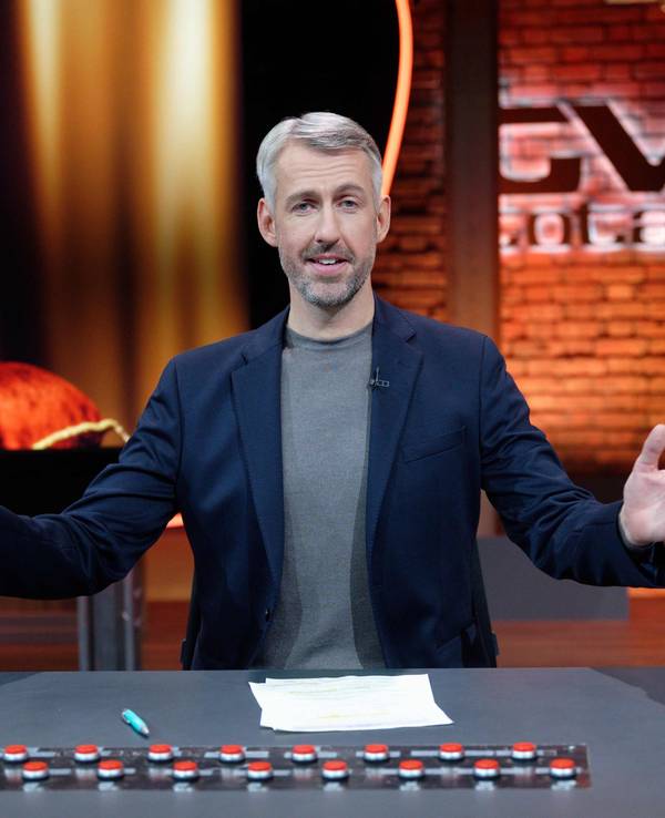 Sebastian Pufpaff sitzt am Moderationspult