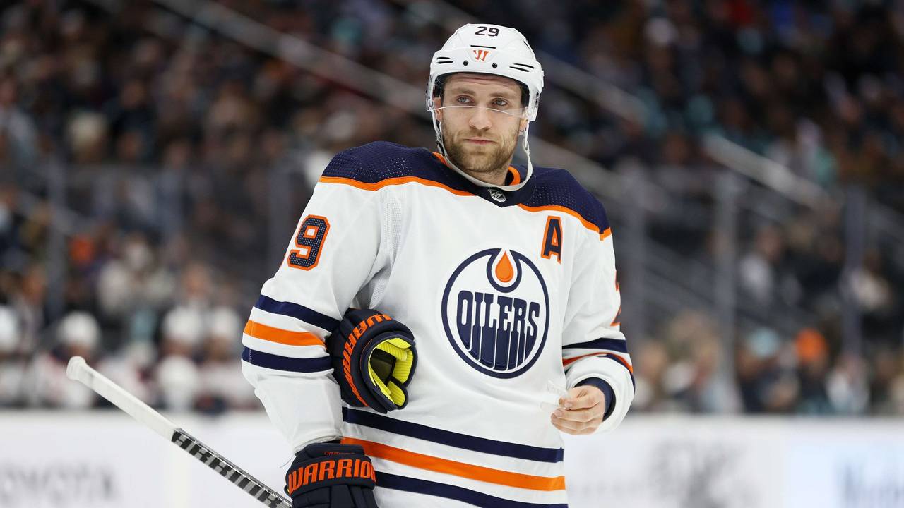 Leon Draisaitl steht auf dem Eis und hat sich gerade seinen linken Handschuh ausgezogen.