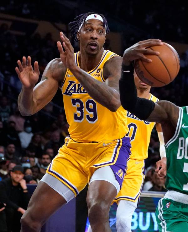 Dennis Schröder hat den Ball in der Hand, reißt den Mund auf. Dwight Howard versucht zu verteidigen.
