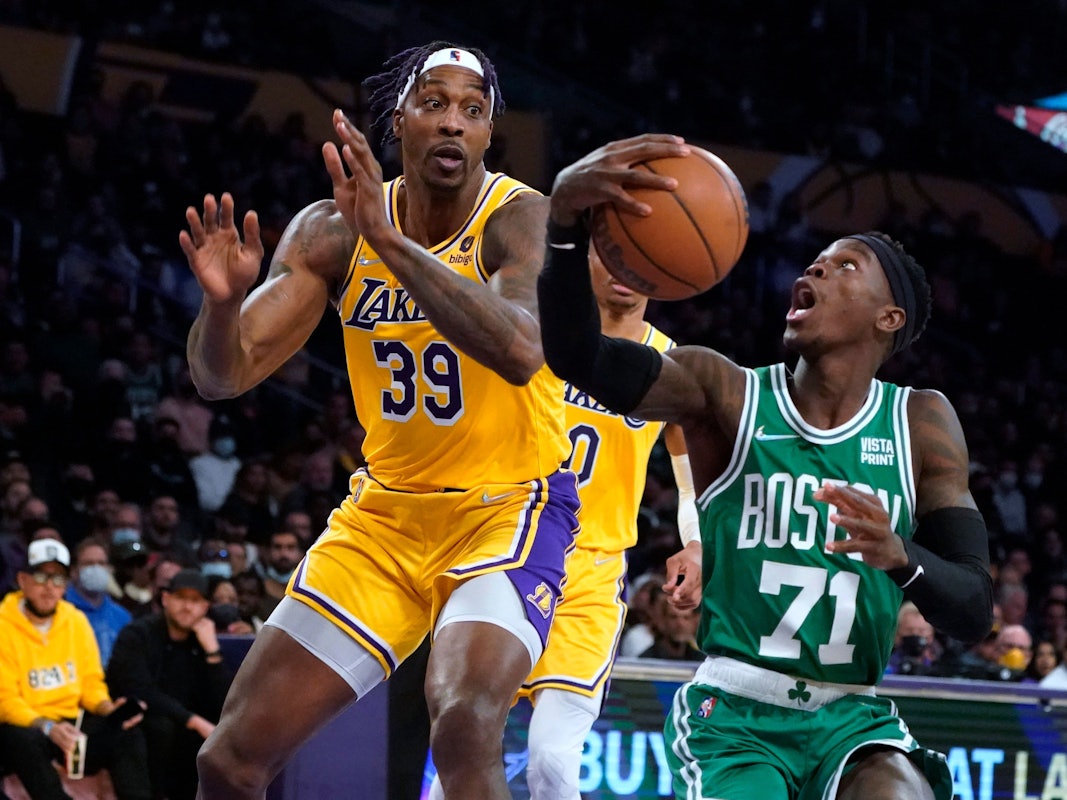 Dennis Schröder hat den Ball in der Hand, reißt den Mund auf. Dwight Howard versucht zu verteidigen.