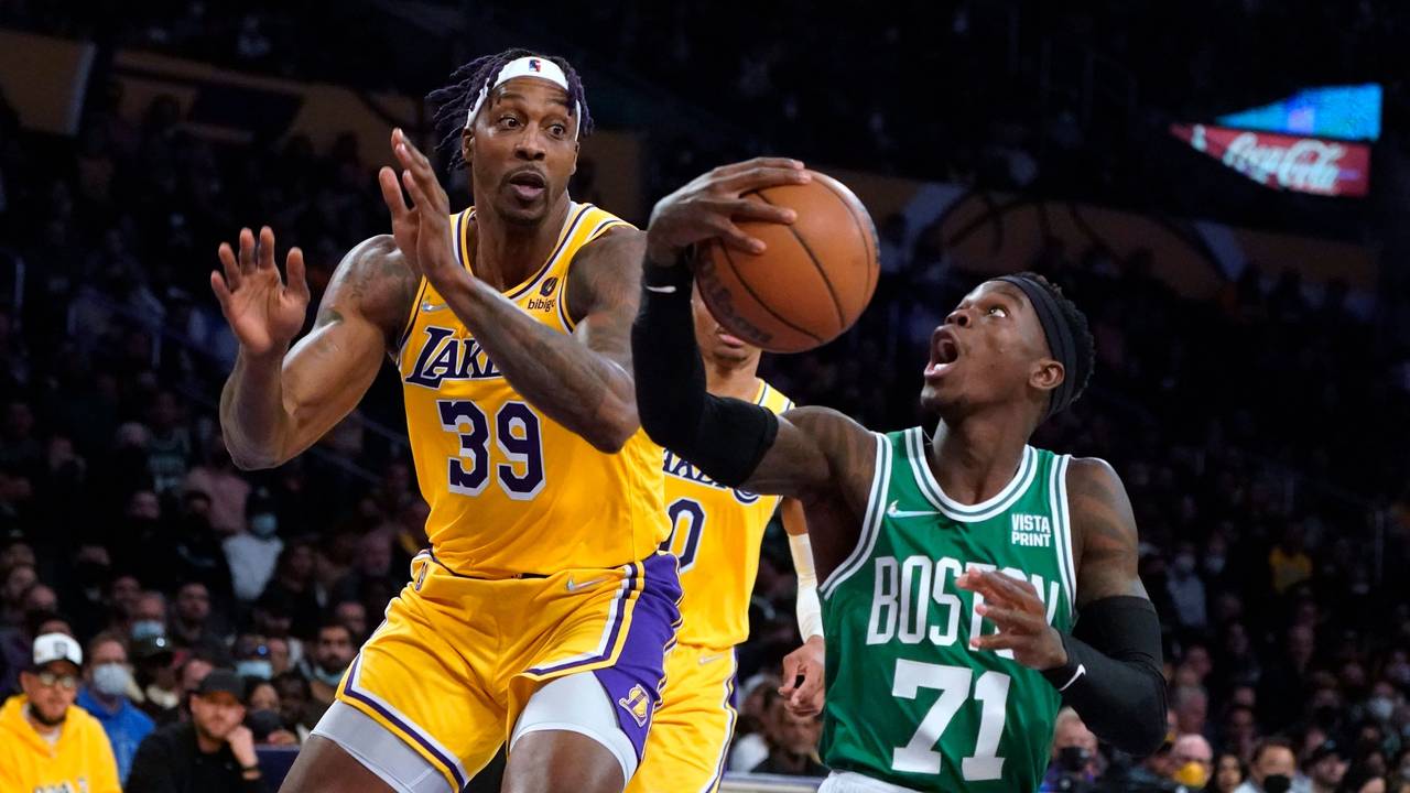 Dennis Schröder hat den Ball in der Hand, reißt den Mund auf. Dwight Howard versucht zu verteidigen.