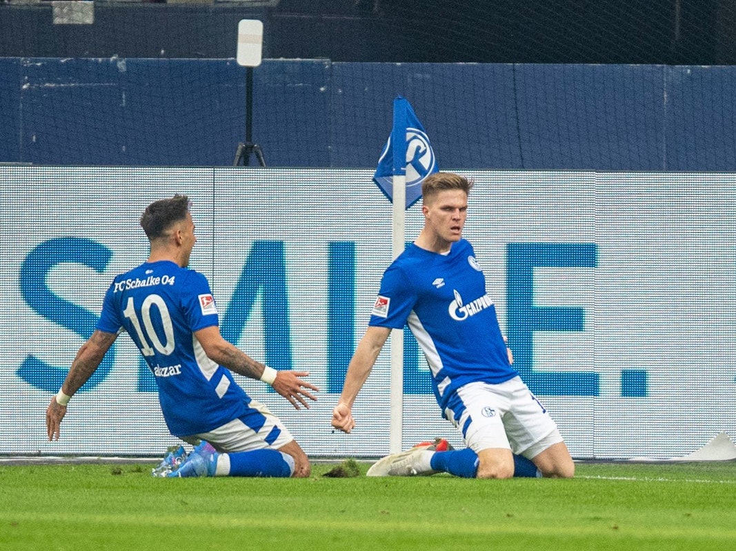 Veltins Arena: Schalkes Marius Bülter (r) jubelt nach seinem Tor zum 2:1 mit Schalkes Rodrigo Zalazar.