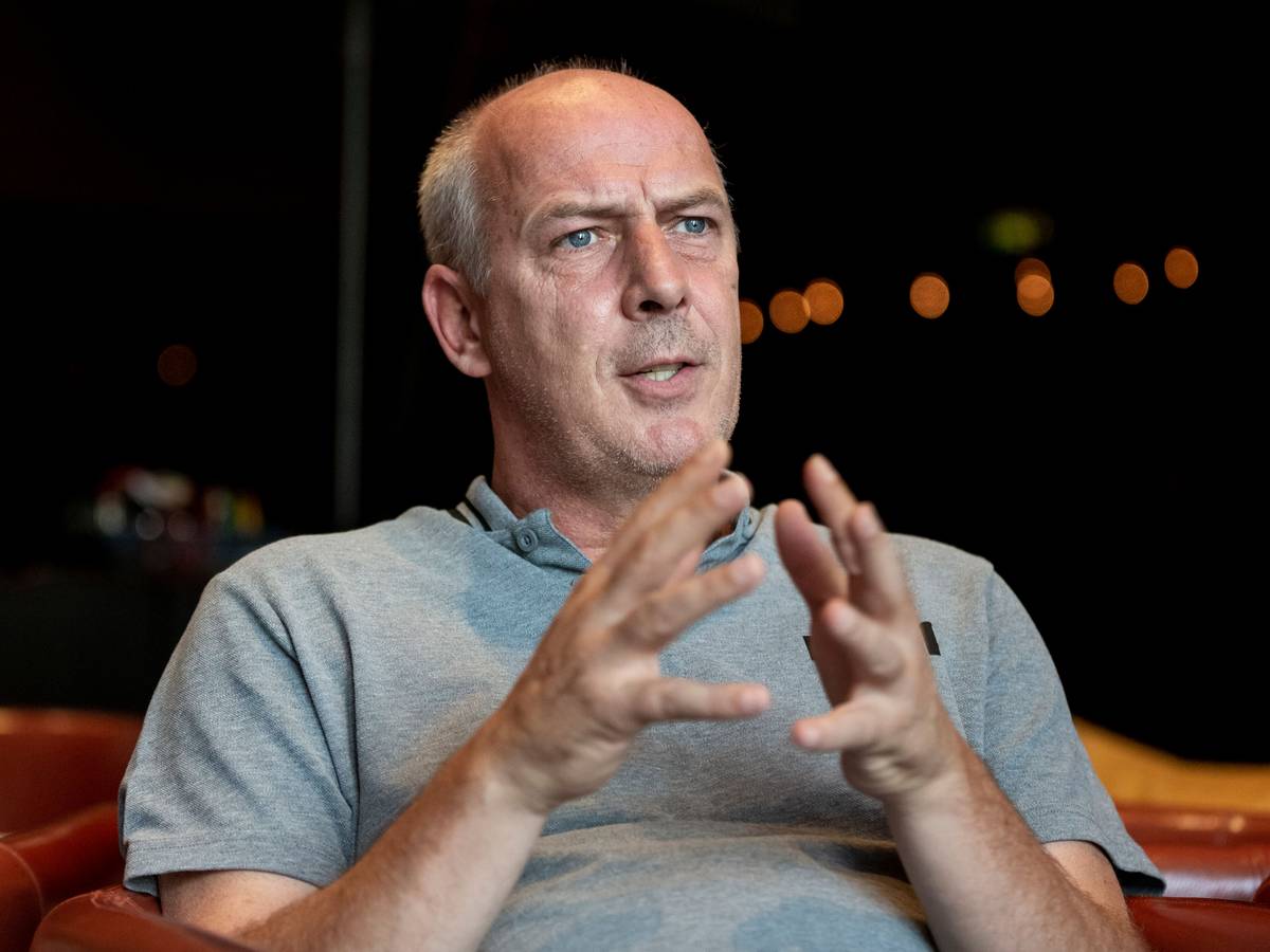 Mario Basler gestikuliert bei einem Interview mit den Händen.