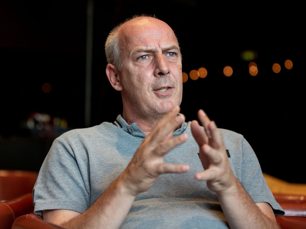 Mario Basler gestikuliert bei einem Interview mit den Händen.
