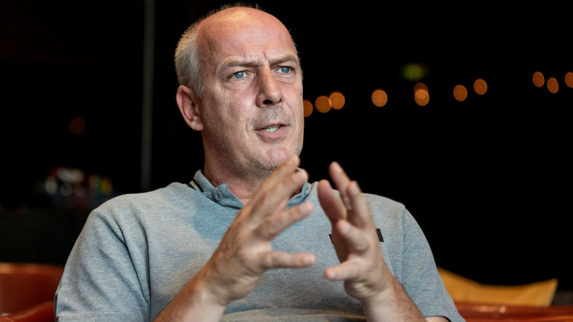 Mario Basler gestikuliert bei einem Interview mit den Händen.