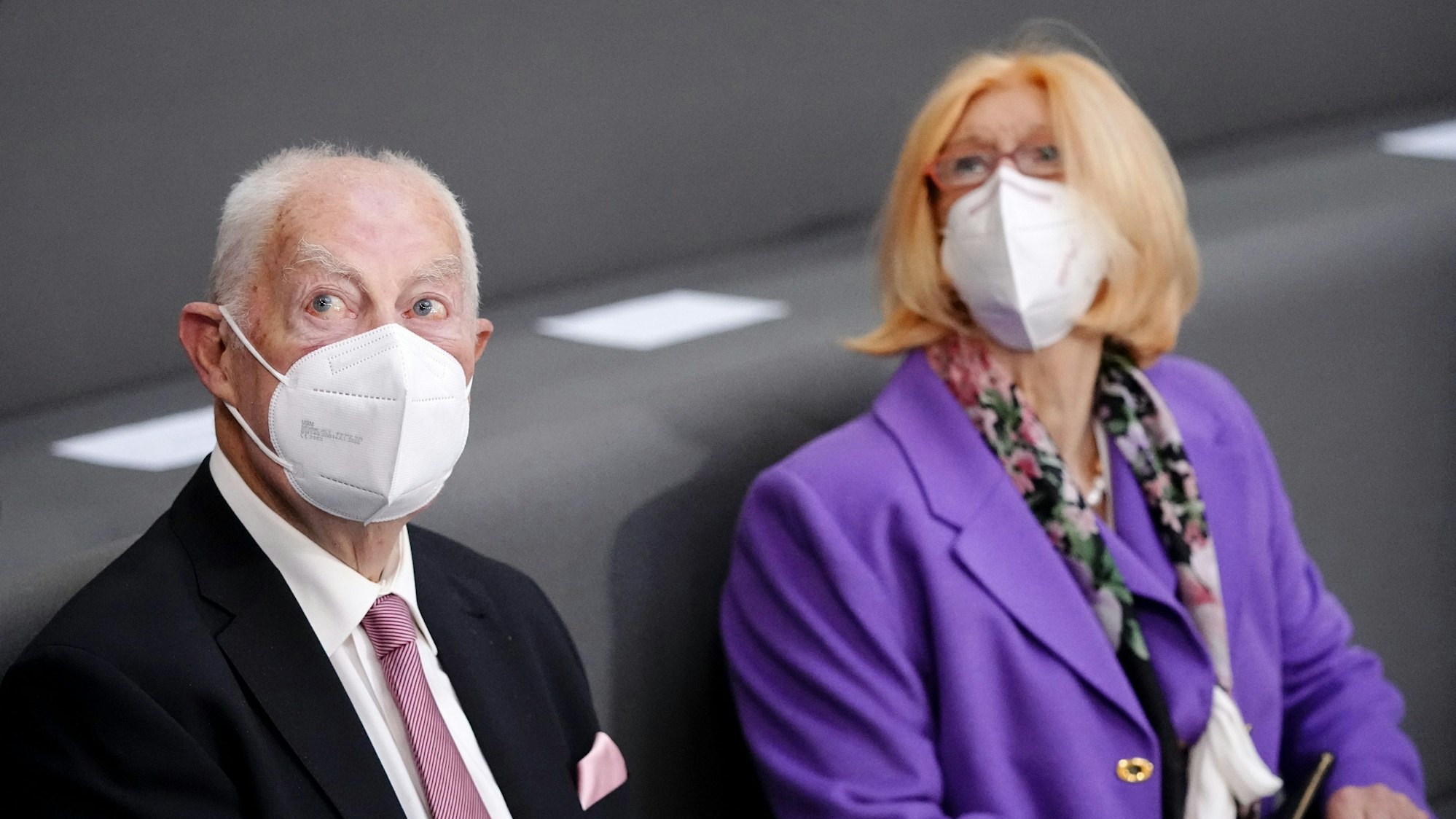 Die Eltern von Olaf Scholz sitzen im Bundestag vor der Kanzlerwahl auf der Tribüne: Gerhard und Christel Scholz.