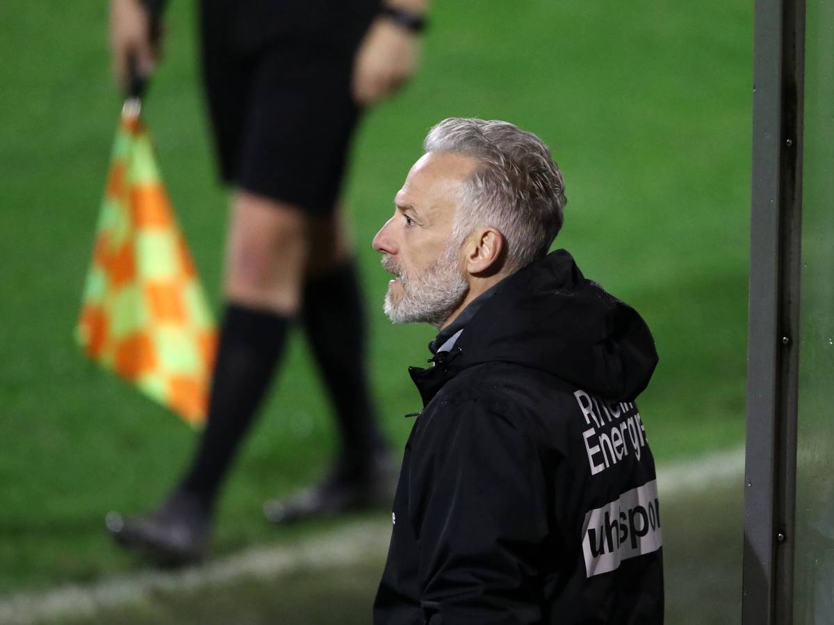 Mark Zimmermann im Spiel der U21 des 1. FC Köln am Spielfeldrand.