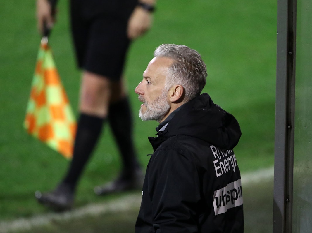 Mark Zimmermann im Spiel der U21 des 1. FC Köln am Spielfeldrand.