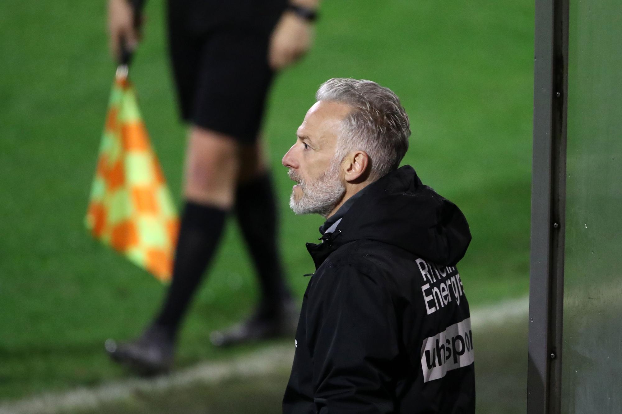 Mark Zimmermann im Spiel der U21 des 1. FC Köln am Spielfeldrand.